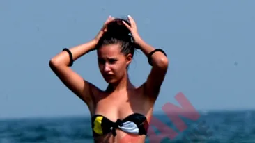 Manechinul Raluca Potecaru a ramas in sanii goi! I-a alunecat sutienul!