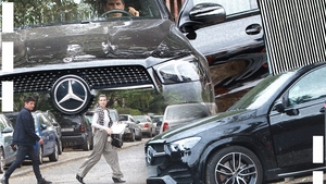 Fosta asistentă de la Antenă a ”spart” banca după ce s-a retras din televiziune! Mercedes țiplă de aproape 150.000 € + ”bodyguard” celebru