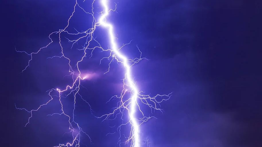 Fenomene extreme în București, după furtuna devastatoare de vineri