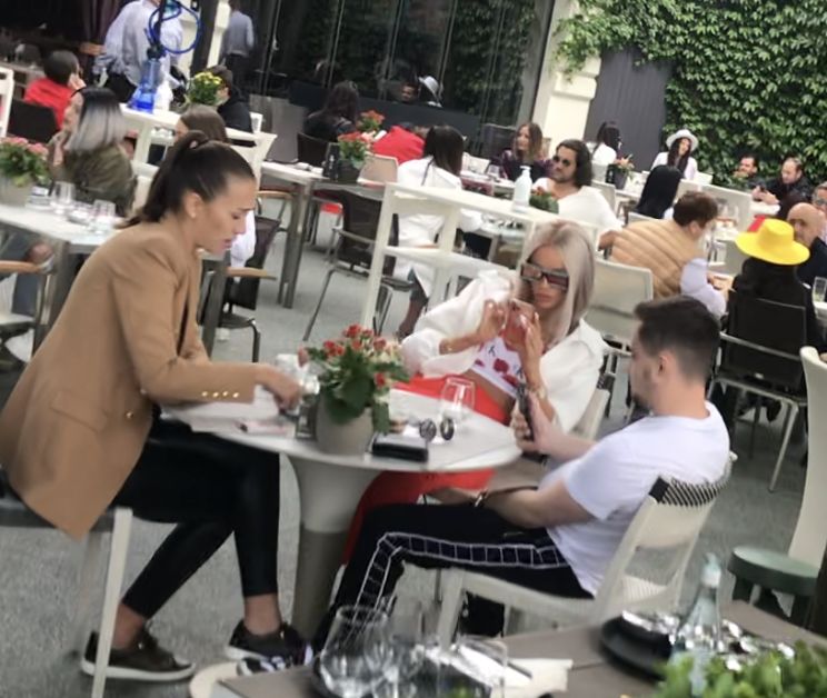 Bianca Drăgușanu, la terasă alături de un cuplu