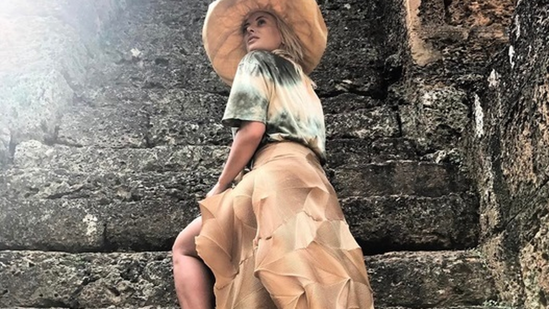 Delia s-a lăsat fotografiată cu posteriorul la vedere! Cum a reacţionat când un bărbat a postat un comentariu indecent