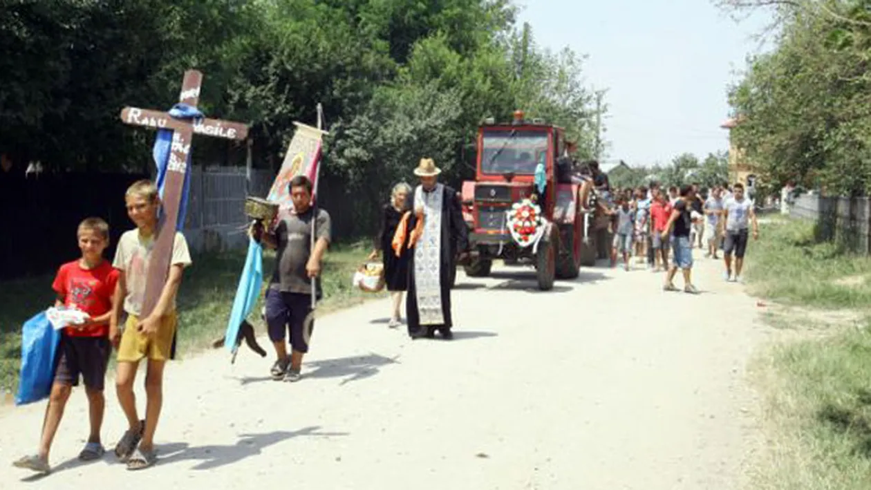 Tamango dus la groapa cu tractorul: I-ar fi placut lui o limuzina, dar familia n-a avut bani nici de tamaie
