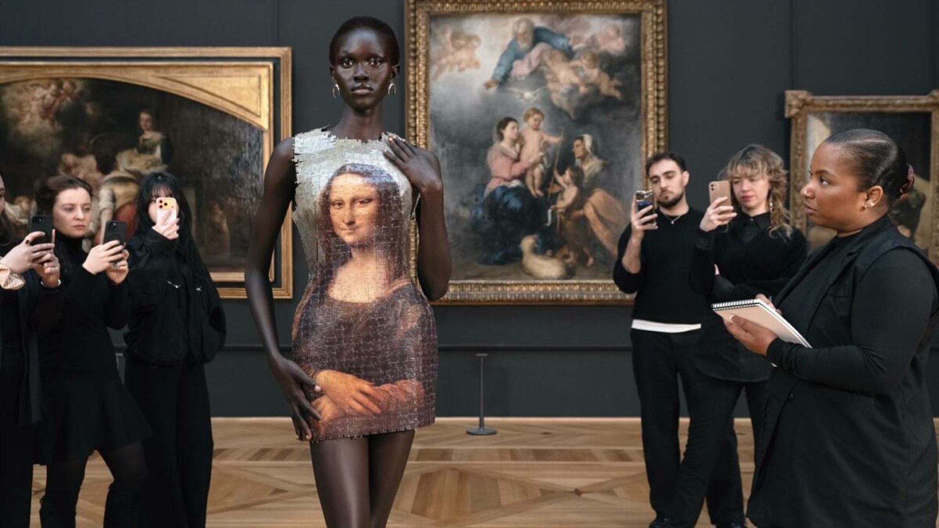 Luvrul surprinde lumea modei: „Mona Lisa” apare pe o rochie realizată din puzzle