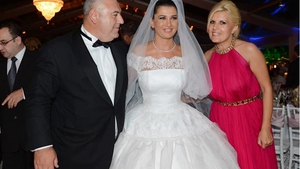 Afla aici din ce cauza si-a schimbat Elena Udrea rochia la nunta Elenei Basescu!