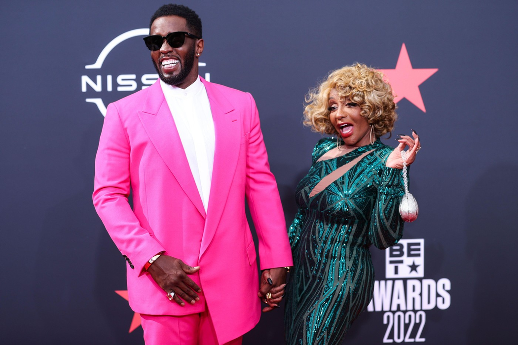 Sean „Diddy” Combs și mama sa Janice Combs sosesc la BET Awards 2022 care au avut loc la Microsoft Theater din Los Angeles pe 26 iunie 2022.  Foto: Profimedia