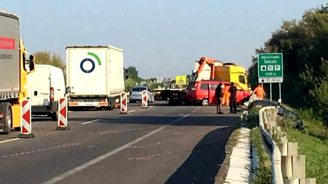 Accident grav în Slovacia. Cinci români răniţi, după ce un microbuz din România s-a lovit cu un camion