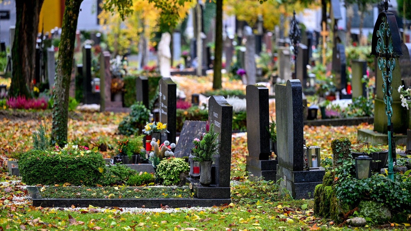 O femeie bogată a furat florile și jucăriile dintr-un cimitir, timp de 7 luni. După o înscenare ca în filme, polițiștii au aflat de ce o făcea