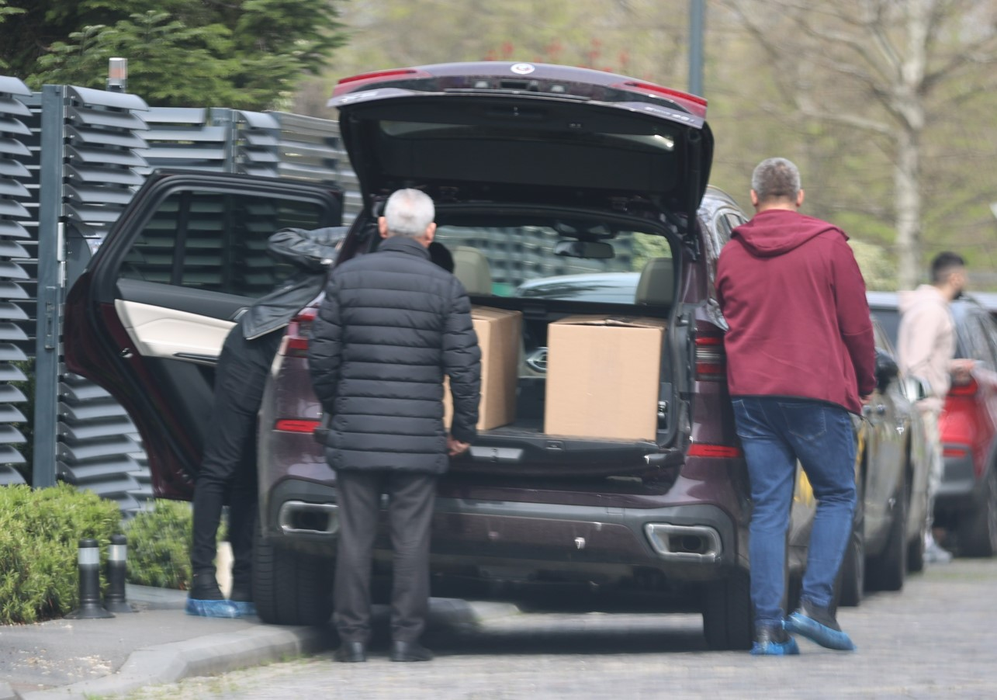 Muncitorii s-au pus pe treabă, sub supravegherea tatălui Simomei Halep (SURSA FOTO: CANCAN.RO)
