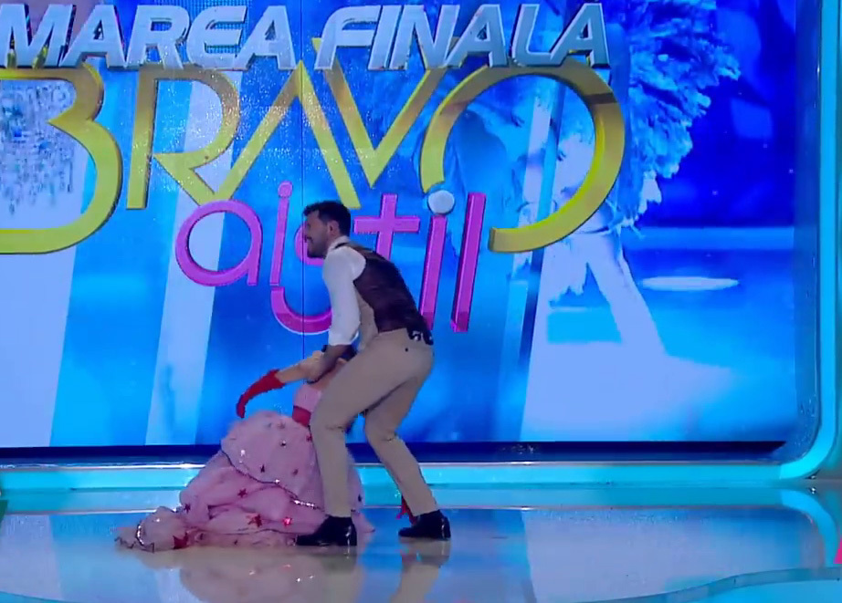 Ilinca Vandici a căzut din picioare, după ce l-a invitat la dans pe Victor Slav: ”A fost ca la lupte greco-romane…”