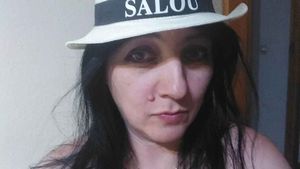 Ea e Mirela ”Dracu’ pe uscat”, românca de 45 de ani care se dezbracă pe Facebook. Imaginile au devenit virale