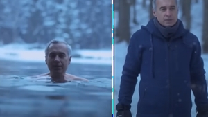 Imagini geniale! Călin Georgescu a făcut baie într-un lac înghețat de munte, la -6 grade Celsius
