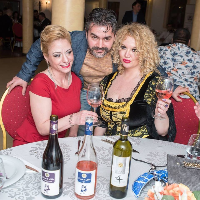 Oana Lis şi-a serbat cu mare fast aniversarea de 39 de ani!