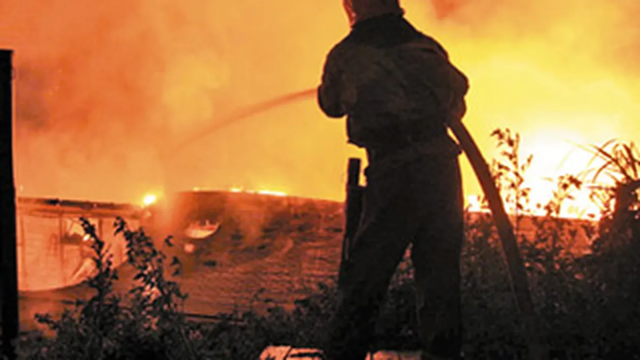 Trei case din Targoviste, afectate de un incendiu puternic