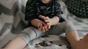 Cât te costă un copil, de la naștere până la 18 ani, în România. Calcul real, pe 2026