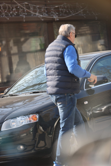 Ilie Năstase se îndreaptă hotărât spre mașină (Foto: CANCAN.RO)