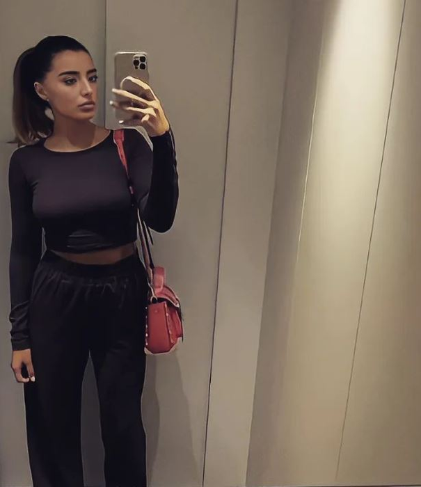 Iubita lui Dennis Man, fotbalistul aflat pe lista lui AC Milan, o adevărată bombă-sexy! Fotografii incendiare cu Alexandra Ionela, fostă Miss Arad în 2014| GALERIE FOTO