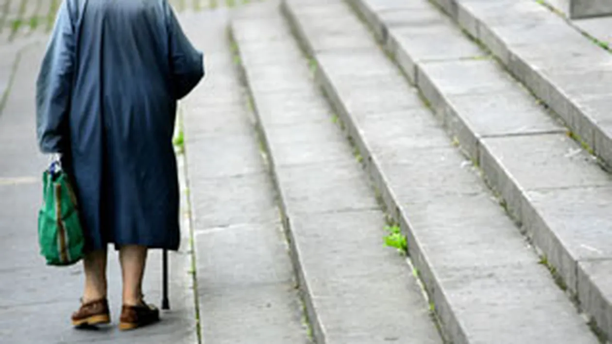 O batrana de 83 de ani, aproape oarba, a batut doi hoti