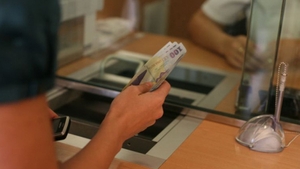 Veste bună pentru românii care au rate la bancă! Cursul euro, cotat la cel mai redus nivel din ultimele trei luni