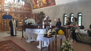 Roxana, românca ucisă de rechin, a fost condusă pe ultimul drum. Părinții sucevencei erau îngenuncheați de durere