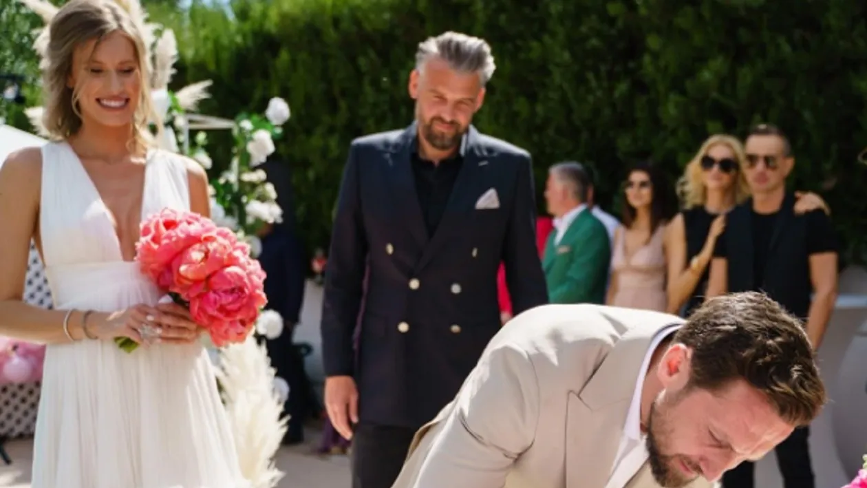 Cum a „luat-o la mișto” Dani Oțil pe proaspăta soție, chiar la dansul mirilor. Mesajul amuzant pe care l-a transmis: „Așa e la început...”