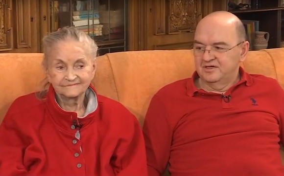 Zina Dumitrescu alături de Ion Cassian, directorul casei de bătrâni din Ghermănești