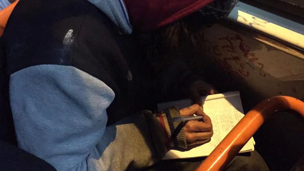 A crezut că are în faţă un cerşetor când a urcat în tramvaiul 41, dar iată ce făcea de fapt băiatul din imagine. Povestea e cu totul incredibilă!