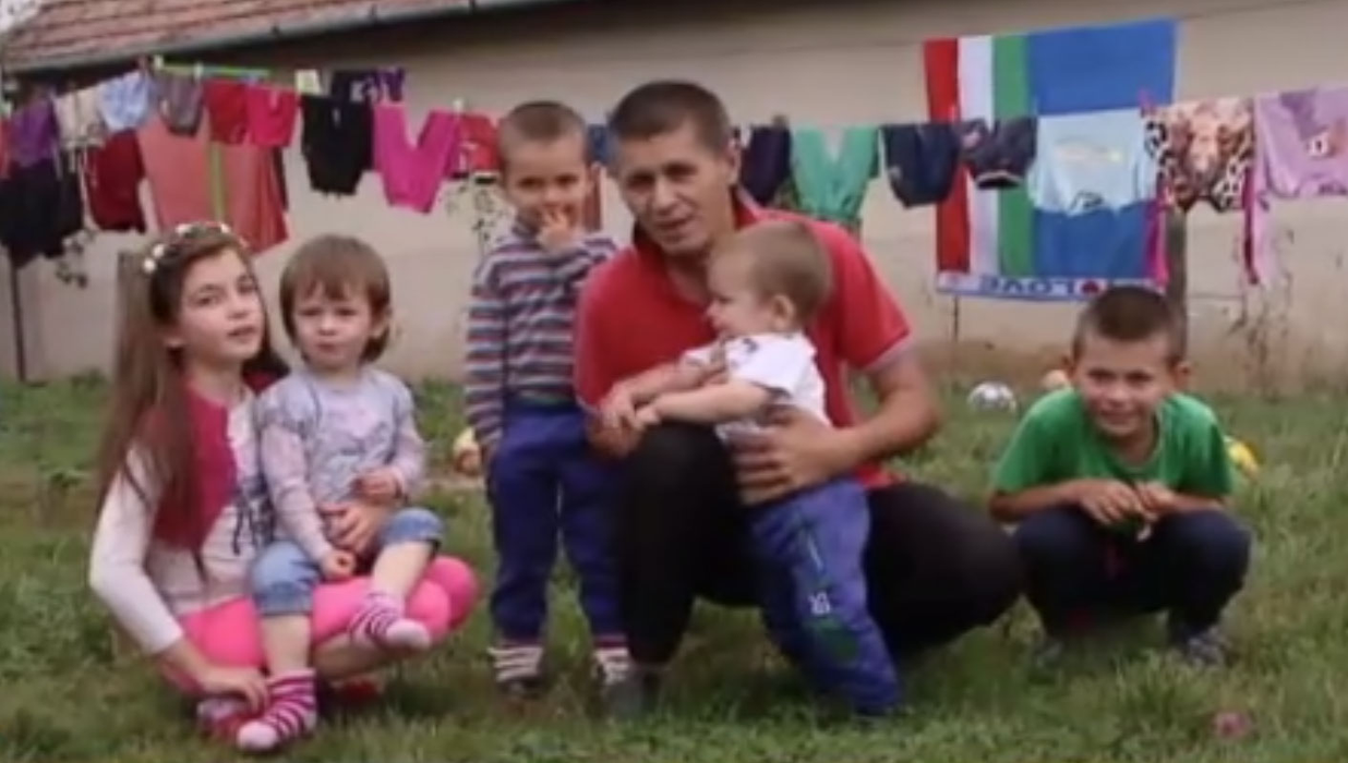 Răsvan Loka, alături de cei cinci copii. SURSA: stirileprotv.ro