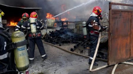 VIDEO. Incendiu puternic în Râmnicu Vâlcea. Locuitorii, sfătuiți să stea în case și să țină ferestrele închise!
