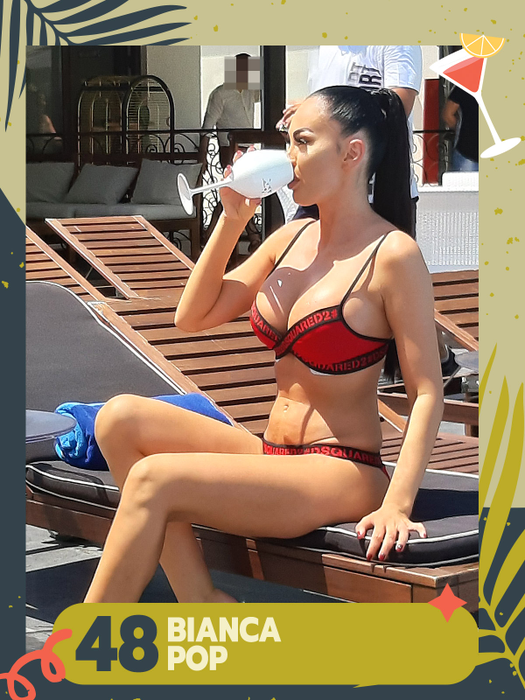 TOP 50 de vedete care ridică paharul în cinstea voastră, în costume de baie! Anna Lesko, Gina Pistol, Delia, Daniela Crudu… Cu cine ciocniți?