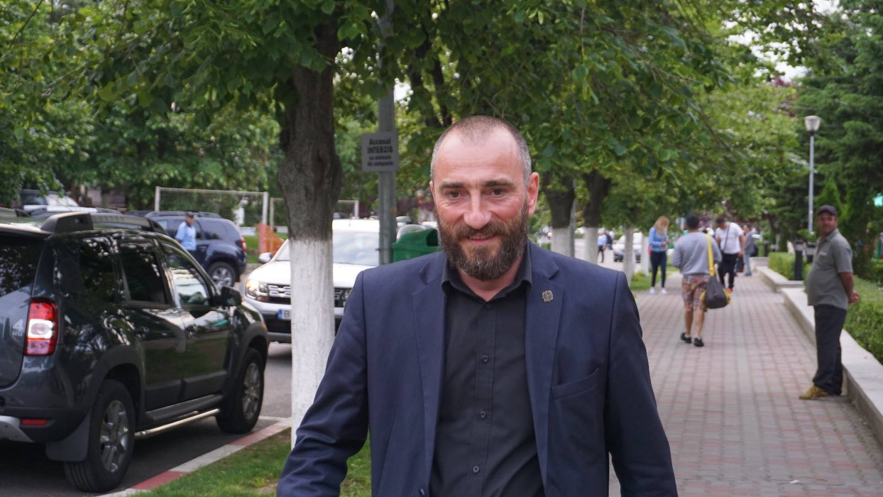 Bogdan Udroiu, consilier local, s-a dezbrăcat în faţa poliţiştilor şi i-a ameninţat