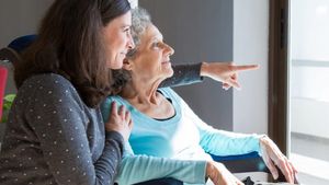 O moldoveancă s-a angajat badantă în casa unei pensionare de 85 de ani. Într-o zi, a lăsat-o singură pe bătrână și s-a dus la shopping. Ce a găsit după 3 ore, când s-a întors