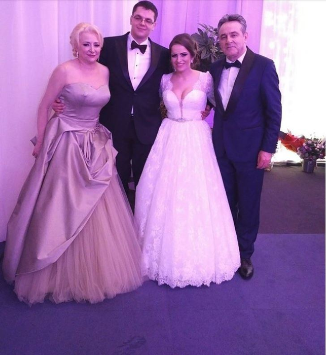 Iulia Albu, despre rochia roz purtată de Viorica Dăncilă la nunta fiului ei. „Întregește perfect imaginea de tort supraetajat a premierului!”