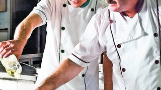 Strainii cauta bucatari, ospatari si maseuri. Uite ce salarii iti dau!