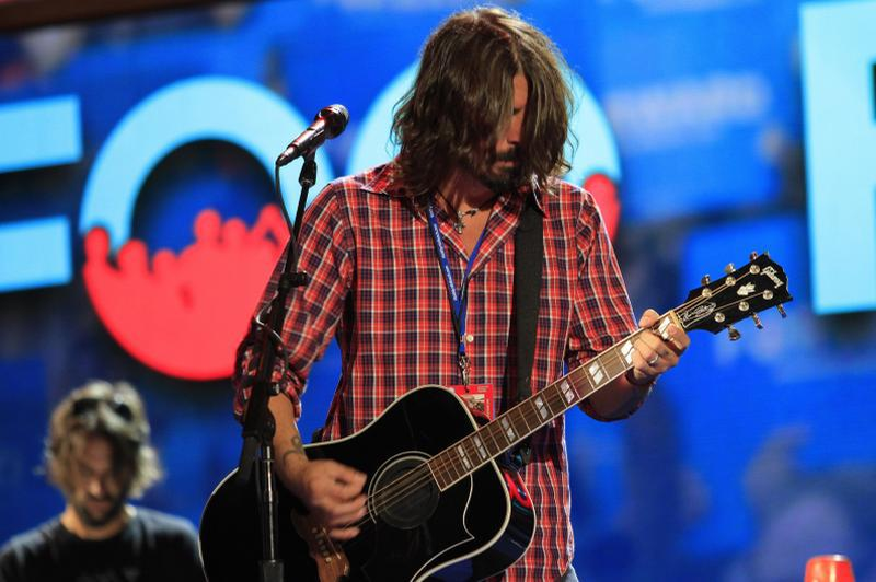 Chitaristul Dave Grohl, de la Foo Fighters, a fost operat la un braț