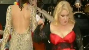 VIDEO Viorica de la Clejani a trait periculos pe scena de la RMA! Vezi cum erau sa-i sara sanii din rochie