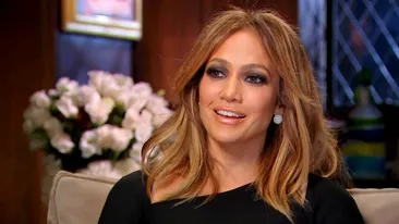Jennifer Lopez la 49 de ani. Salopetă mulată, apariție provocatoare