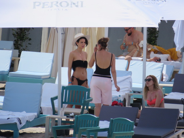 Geanina Ilieș s-a relaxat cu fetele pe plajă