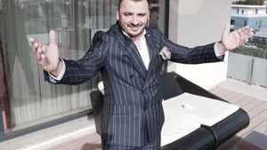 LIVIU GUŢĂ şi-a arătat abdomenul, după ce a reuşit să slăbească 14 kilograme! Artistul a lăsat pe toată lumea cu gura căscată:,,Am dat de pătrăţele...‘’