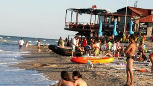 Dezastrul pe care nu-l văd unii turişti pe litoral! Cum arată VAMA VECHE la primele ore ale dimineţii!