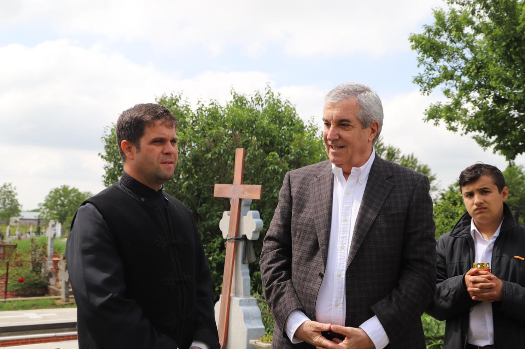 Călin Popescu Tăriceanu, alături de preotul din comuna Vasilați, județul Călărași