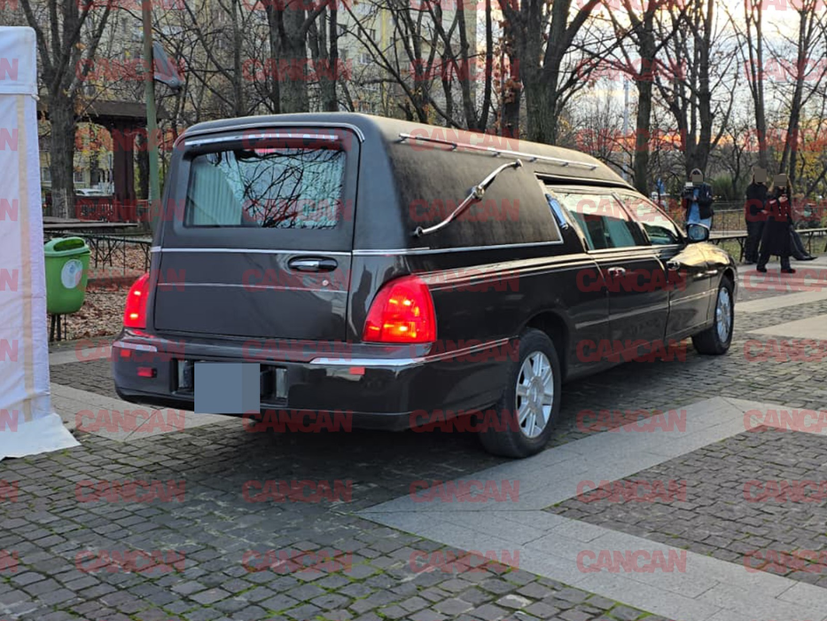Sfâșietor! Ce scrie pe coroanele funerare aduse de apropiații lui Artan la capela Bisericii Pogorarea Sfântului Duh Titan
