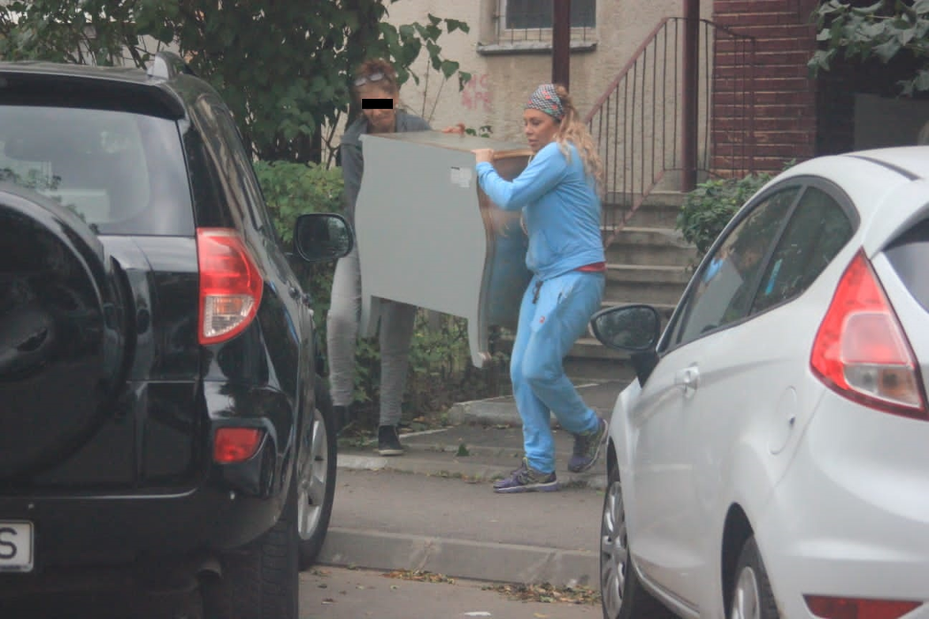 Fosta dansatoare a ajuns cu mobila în stradă