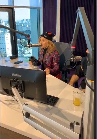 Loredana Groza, apariție neașteptată la o emisiune de la radio! Ce mesaj avea scris pe căciula