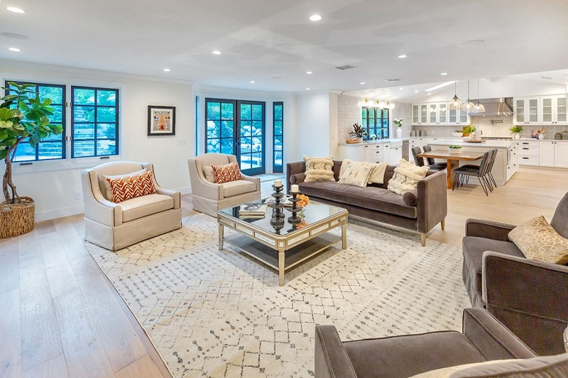 Miley Cyrus a acheté en secret une maison ŕ 5 millions de dollars ŕ Los Angeles Miley Cyrus has secretly purchased a Los Angeles-based home for $4.95 million in an off-market transaction. The Wrecking Ball superstar used a trust to facilitate the deal for the Hidden Hills home. It was previously owned by Steven Baio, the brother of actor Scott Baio. The Traditional-style house was built in 1957, but was recently renovated and expanded. Wide-plank wood floors, vaulted ceilings and a new-look kitchen are among the features. A snazzy wet bar near the entry is decked out in Mercury glass. There&198;s also a home cinema with a snack bar, formal living and dining rooms, a family room, six bedrooms and 4.5 bathrooms. Outdoors on the 1.18-acre site are a sunken dining area, a barbecue pavilion and a lagoon-style swimming pool. A white-picket fence encloses a grassy hillside to the rear. The property was most recently priced at $5.099 million. It had been leased out at $39,000-a-month.,Image: 555121685, License: Rights-managed, Restrictions: , Model Release: no