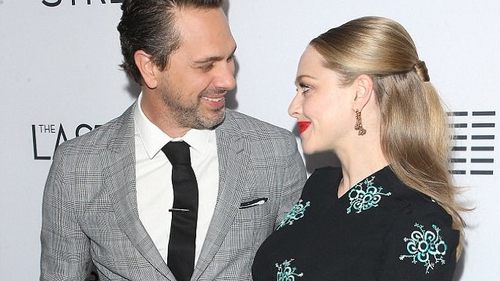 După ce s-a căsătorit în SECRET, AMANDA SEYFRIED a devenit mamă de fetiţă!