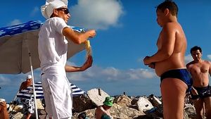 De necrezut! Câți lei costă un porumb fiert pe plajă în Mamaia