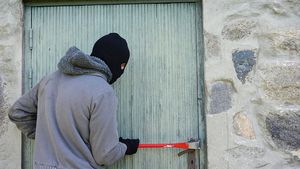 Hoțul care a spart AlphaBank a fost prins. Bărbatul a mai spart săli de jocuri și farmacii