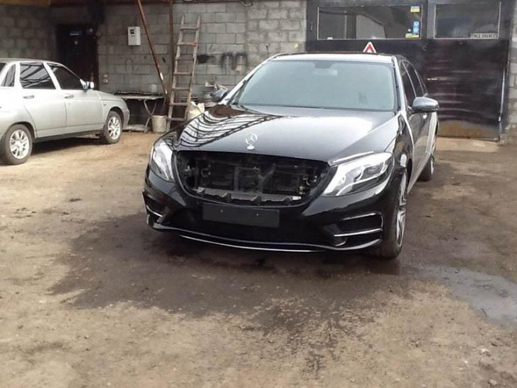Cum şi-a TĂIAT Mercedesul ca să semene cu cea mai tare limuzină nemţească! Imagini uimitoare dintr-un garaj dărăpănat!