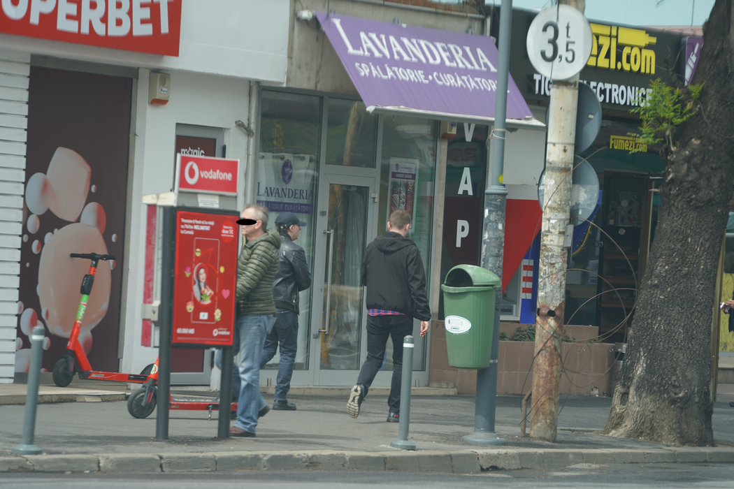 Președintele Senatului a ieșit cu geaca de piele și șapca trasă pe ochi, pe Beller, la promenadă (Foto: CANCAN.RO)