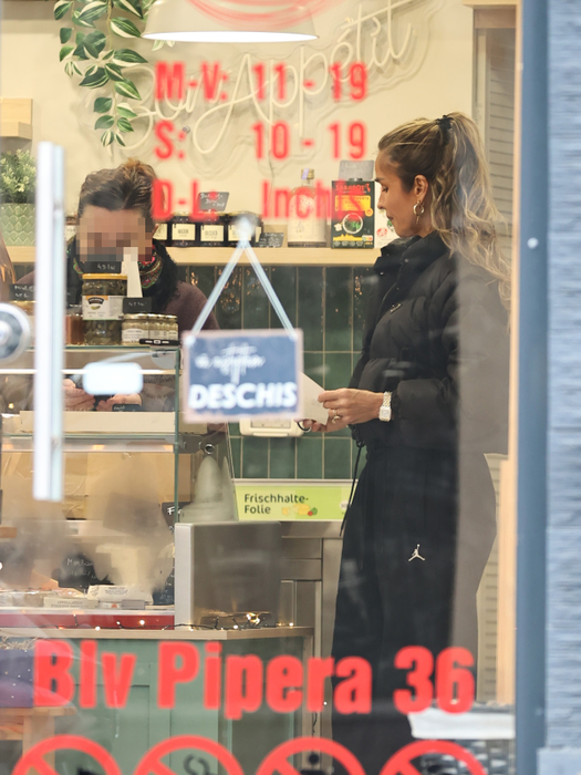 Vedeta a mers la un magazin cu cadouri